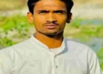 उत्तराखंड के उधम सिंह नगर जिले के काशीपुर से एक बेहद दुखद खबर सामने आई है। रोज़गार की तलाश में नोएडा की एक निजी कंपनी में काम करने गए काशीपुर निवासी युवक समीर की अपने ही सहकर्मियों की कथित शरारत के कारण दर्दनाक मौत हो गई। गंभीर रूप से घायल समीर ने कई दिनों तक अस्पताल में जिंदगी और मौत से संघर्ष करने के बाद दम तोड़ दिया। घटना के बाद पुलिस ने दो आरोपियों को गिरफ्तार कर लियाजानकारी के अनुसार, यह घटना नोएडा के यमुना सिटी क्षेत्र के रबूपुरा स्थित सेक्टर-29 में संचालित सूर्या ग्लोबल फ्लेक्सी फिल्म कंपनी की है। 16 जून की सुबह कंपनी में कार्यरत तीन सफाई कर्मचारी नियमित सफाई कार्य में जुटे हुए थे। तीनों कर्मचारी मूल रूप से काशीपुर के रहने वाले बताए जा रहे हैं। घटना के दौरान समीर झाड़ू लगा रहा था, जबकि उसका सहकर्मी दिलशाद एयर प्रेशर पाइप से सफाई संबंधी काम कर रहा था। वहीं तीसरा कर्मचारी जीशान भी मौके पर मौजूद था। आरोप है कि इसी दौरान मजाक करने की नीयत से दिलशाद ने एयर प्रेशर पाइप समीर के गुदा द्वार पर लगा दिया और उसमें हवा भर दी। तेज दबाव की हवा शरीर के अंदर पहुंचते ही समीर दर्द से चीखने लगा। कुछ ही क्षणों में उसके गुप्तांग से खून बहने लगा। यह देखकर मौके पर मौजूद दोनों सहकर्मी घबरा गए और तुरंत फैक्ट्री के सुपरवाइजर को घटना की जानकारी दी गई। इसके बाद समीर को तत्काल अस्पताल पहुंचाया गया। डॉक्टरों की जांच में पता चला कि अत्यधिक एयर प्रेशर के कारण उसकी आंत फट गई थी। उसकी हालत लगातार नाजुक बनी रही और उसे गहन चिकित्सा में रखा गया।दिलशाद और जीशान के खिलाफ गैर इरादतन हत्या का मामला दर्ज किया। जांच के बाद दोनों आरोपियों को गिरफ्तार कर लिया गया है और मामले में आगे की कानूनी कार्रवाई जारी है।