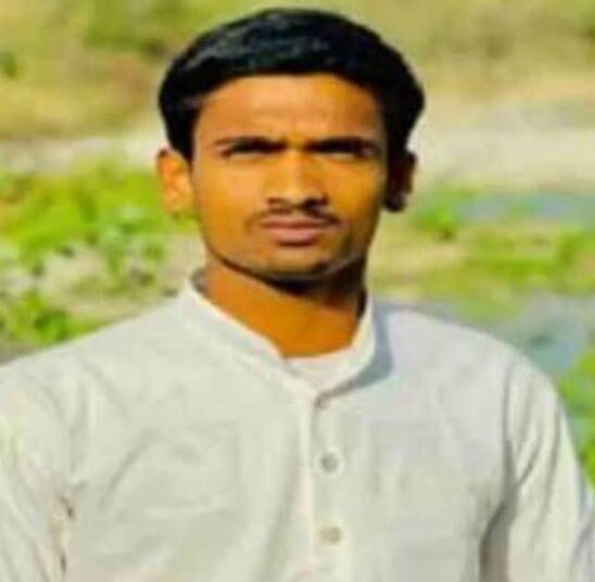 उत्तराखंड के उधम सिंह नगर जिले के काशीपुर से एक बेहद दुखद खबर सामने आई है। रोज़गार की तलाश में नोएडा की एक निजी कंपनी में काम करने गए काशीपुर निवासी युवक समीर की अपने ही सहकर्मियों की कथित शरारत के कारण दर्दनाक मौत हो गई। गंभीर रूप से घायल समीर ने कई दिनों तक अस्पताल में जिंदगी और मौत से संघर्ष करने के बाद दम तोड़ दिया। घटना के बाद पुलिस ने दो आरोपियों को गिरफ्तार कर लियाजानकारी के अनुसार, यह घटना नोएडा के यमुना सिटी क्षेत्र के रबूपुरा स्थित सेक्टर-29 में संचालित सूर्या ग्लोबल फ्लेक्सी फिल्म कंपनी की है। 16 जून की सुबह कंपनी में कार्यरत तीन सफाई कर्मचारी नियमित सफाई कार्य में जुटे हुए थे। तीनों कर्मचारी मूल रूप से काशीपुर के रहने वाले बताए जा रहे हैं। घटना के दौरान समीर झाड़ू लगा रहा था, जबकि उसका सहकर्मी दिलशाद एयर प्रेशर पाइप से सफाई संबंधी काम कर रहा था। वहीं तीसरा कर्मचारी जीशान भी मौके पर मौजूद था। आरोप है कि इसी दौरान मजाक करने की नीयत से दिलशाद ने एयर प्रेशर पाइप समीर के गुदा द्वार पर लगा दिया और उसमें हवा भर दी। तेज दबाव की हवा शरीर के अंदर पहुंचते ही समीर दर्द से चीखने लगा। कुछ ही क्षणों में उसके गुप्तांग से खून बहने लगा। यह देखकर मौके पर मौजूद दोनों सहकर्मी घबरा गए और तुरंत फैक्ट्री के सुपरवाइजर को घटना की जानकारी दी गई। इसके बाद समीर को तत्काल अस्पताल पहुंचाया गया। डॉक्टरों की जांच में पता चला कि अत्यधिक एयर प्रेशर के कारण उसकी आंत फट गई थी। उसकी हालत लगातार नाजुक बनी रही और उसे गहन चिकित्सा में रखा गया।दिलशाद और जीशान के खिलाफ गैर इरादतन हत्या का मामला दर्ज किया। जांच के बाद दोनों आरोपियों को गिरफ्तार कर लिया गया है और मामले में आगे की कानूनी कार्रवाई जारी है।