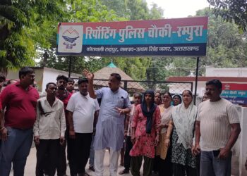रुद्रपुर संदिग्ध परिस्थितियों में लापता हुए एक बालक का सुराग नहीं लगने से नाराज परिजनों ने रविवार को पूर्व विधायक राजकुमार ठुकराल के साथ पुलिस चौकी पहुंचकर घेराव किया। उन्होंने पुलिस से बालक की शीघ्र तलाश कर सकुशल बरामद करने की मांग की। रम्पुरा वार्ड संख्या 21 निवासी जगदीश राठौर ने बताया कि उनका पुत्र शिव उर्फ पल्लू शनिवार दोपहर घर से निकला था, लेकिन देर शाम तक वापस नहीं लौटा। परिजनों ने रिश्तेदारों और सभी संभावित स्थानों पर उसकी तलाश की, लेकिन उसका कोई पता नहीं चल सका। उन्होंने आशंका जताई कि बालक के साथ कोई अप्रिय घटना भी हो सकती है। पूर्व विधायक राजकुमार ठुकराल ने पुलिस अधिकारियों से मामले में गंभीरता से कार्रवाई करते हुए लापता बालक की शीघ्र तलाश करने की मांग की। उन्होंने कहा कि ऐसे मामलों में पुलिस को तत्काल प्रभाव से सभी आवश्यक कदम उठाकर बालक की सुरक्षित बरामदगी सुनिश्चित करनी चाहिए, ताकि परिजनों की चिंता दूर हो सके। इस दौरान मीना, रामगोपाल राठौर, राहुल, धर्मेंद्र, राजू, करण, रितेश, पुष्पा देवी, आकाश, विद्या देवी, चमेली देवी, रमेश, सतीश, बबलू, महेश, पूजा, कुंवर पाल, कांति देवी सहित बड़ी संख्या में क्षेत्रवासी मौजूद रहे।