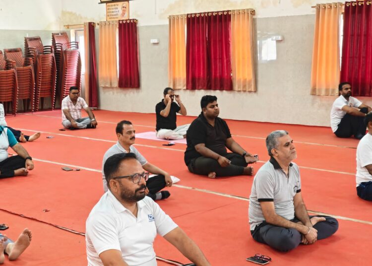 अंतरराष्ट्रीय योग दिवस पर भारत विकास परिषद की चारों शाखाओं द्वारा सामूहिक योग कार्यक्रम आयोजितरुद्रपुर, 21 जून। अंतरराष्ट्रीय योग दिवस के अवसर पर भारत विकास परिषद की रुद्रपुर, विवेकानंद, उधम सिंह एवं वीर सावरकर शाखाओं के संयुक्त तत्वावधान में सरस्वती विद्या मंदिर, आदर्श कॉलोनी, रुद्रपुर में सामूहिक योग कार्यक्रम का आयोजन किया गया।कार्यक्रम में योग प्रशिक्षक श्री रवि प्रजापति ने उपस्थित सदस्यों एवं नागरिकों को विभिन्न योगासनों, प्राणायाम एवं ध्यान का अभ्यास कराया। उन्होंने कहा कि योग केवल व्यायाम नहीं, बल्कि शरीर, मन और आत्मा को संतुलित रखने की एक जीवन पद्धति है। नियमित योग से व्यक्ति शारीरिक, मानसिक एवं आध्यात्मिक रूप से स्वस्थ रह सकता है।इस अवसर पर वक्ताओं ने कहा कि आज विश्वभर में योग की बढ़ती स्वीकार्यता भारत की प्राचीन संस्कृति एवं जीवन दर्शन की वैश्विक मान्यता का प्रतीक है। अंतरराष्ट्रीय योग दिवस हमें स्वस्थ जीवनशैली अपनाने तथा राष्ट्र निर्माण में अपनी सक्रिय भूमिका निभाने की प्रेरणा देता है।कार्यक्रम में श्री विजय भूषण गर्ग, प्रांतीय अध्यक्ष श्री मनोज अरोड़ा, भारत विकास परिषद विवेकानंद शाखा अध्यक्ष श्री हरीश ग्रोवर, वीर सावरकर शाखा अध्यक्ष श्री सनी धवन, परिषद महामंत्री श्री राजेश सलूज, विष्णु सक्सेना, संजय ठुकराल, विपिन गुलाटी, विपिन लूथरा, प्रतीक तुलस्यान, हेमेंद्र गंगवार, संजय खेड़ा, ललित मोहन गोयल, उत्सव अग्रवाल, राहुल सिंघल, संजीव अरोड़ा, अंजू रामपाल सिंह, मिथिलेश गंगवार, स्नेहा राठौर, हंसी सक्सेना, नीलम हुरिया, शिखा हुरिया, विशाल हुंडिया, केशव खेड़ा, अभिनव खेड़ा, अमन अरोड़ा, विकास गोयल, अभि अग्रवाल एवं सार्थक गोयल उपस्थित रहे।अंत में सभी प्रतिभागियों ने नियमित योग करने तथा स्वस्थ, समर्थ एवं संस्कारित भारत के निर्माण में योगदान देने का संकल्प लिया। कार्यक्रम के उपरांत सूक्ष्म जलपान की व्यवस्था भी की गई।