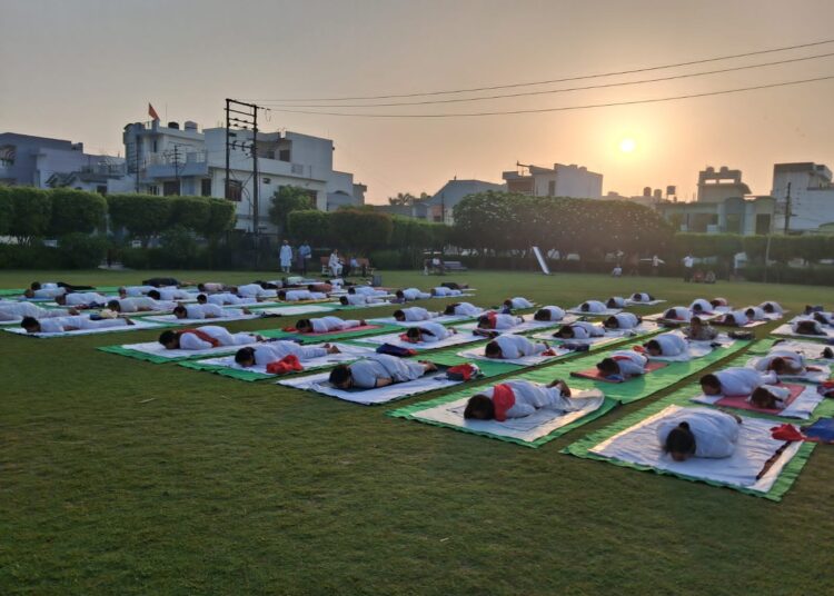 अंतर्राष्ट्रीय योग दिवस पर भारतीय योग संस्थान, रुद्रपुर जिला द्वारा भव्य योग कार्यक्रम का आयोजन