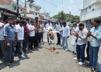 प्रेस विज्ञप्तिभाजपा युवा मोर्चा ऋषिकेश मंडल द्वारा कांग्रेस विधायक मदन सिंह बिष्ट का पुतला दहनऋषिकेश, दिनांक _द्वाराहाट से कांग्रेस विधायक मदन सिंह बिष्ट द्वारा देश के यशस्वी प्रधानमंत्री Narendra Modi के खिलाफ की गई आपत्तिजनक एवं अमर्यादित टिप्पणी के विरोध में आज भाजपा युवा मोर्चा ऋषिकेश मंडल के कार्यकर्ताओं ने मंडल अध्यक्ष अनिरुद्ध शर्मा के नेतृत्व में जोरदार प्रदर्शन करते हुए उनका पुतला दहन किया।इस अवसर पर भाजपा युवा मोर्चा ऋषिकेश मंडल के अध्यक्ष अनिरुद्ध शर्मा ने कहा कि प्रधानमंत्री नरेंद्र मोदी देश के करोड़ों नागरिकों की आशाओं और विश्वास के प्रतीक हैं। उनके विरुद्ध इस प्रकार की अभद्र टिप्पणी करना अत्यंत निंदनीय है। कांग्रेस नेताओं को लोकतांत्रिक मर्यादाओं का सम्मान करना चाहिए तथा जनता से सार्वजनिक रूप से माफी मांगनी चाहिए।