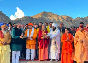 सिंधु नदी तट पर पूज्य स्वामी चिदानन्द सरस्वती जी के सान्निध्य में हुआ दिव्य जलाभिषेक एवं दिव्य-भव्य आरती