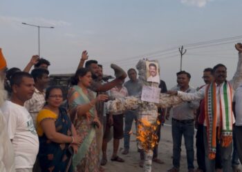 कांग्रेस के कार्यकर्ताओं ने शिक्षा मंत्री का पुतला किया आपके हवाले शिक्षा पर बाजारीकरण का लगाया आरोप