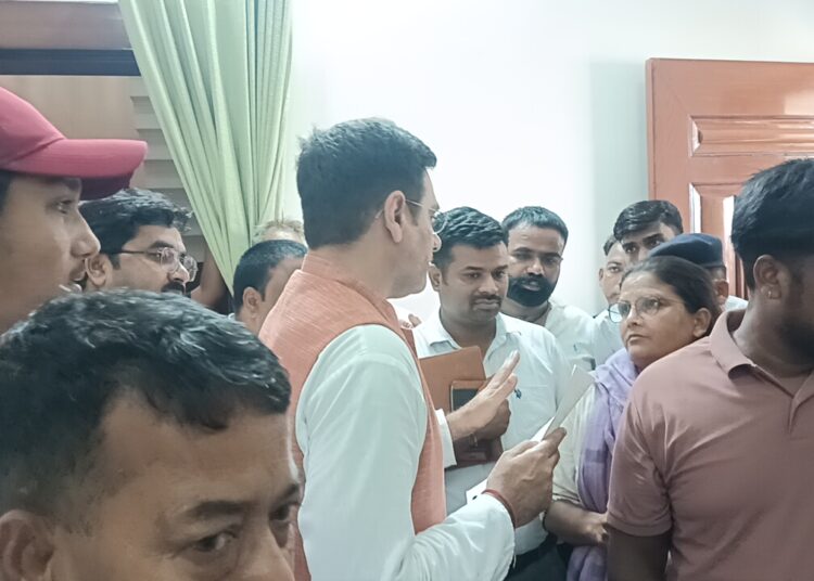 जनसमस्याओं के त्वरित समाधान के लिए अधिकारियों को दिए निर्देश :कैबिनेट मंत्री सौरभ बहुगुणा
