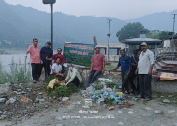 अलकनंदा तट के आईटीआई घाट पर भागीरथी कला संगम ने चलाया स्वच्छता अभियान