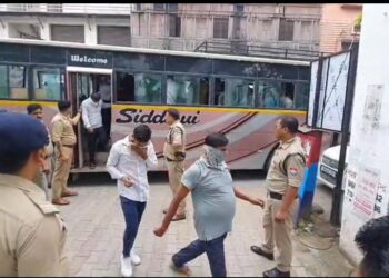 रामनगर में रिसॉर्ट पर पुलिस की बड़ी कार्रवाई, कई लोगों को हिरासत में लिया गया।