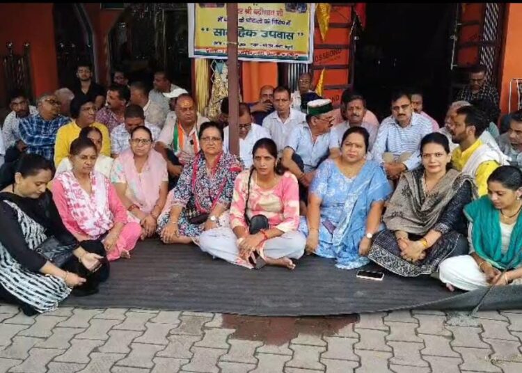 राम मंदिर में कांग्रेस का उपवास, चढ़ावा चोरी पर सरकार को घेरा