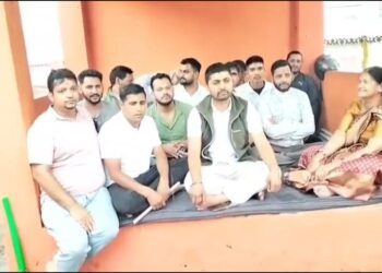 मंदिरों में चंदा चोरी को लेकर कांग्रेस ने भाजपा सरकार के खिलाफ गोल्ज्यू मंदिर में रखा उपवास।