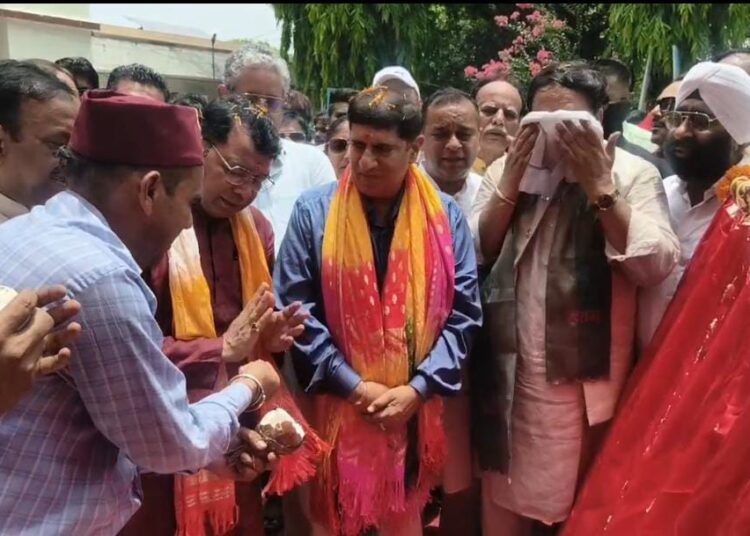 उधम सिंह नगर जिले के जिला मुख्यालय रुद्रपुर नगर निगम पहुंचे जिले के प्रभारी मंत्री प्रदीप बत्रा का विधायक शिव अरोड़ा और मेयर विकास शर्मा के नेतृत्व में भाजपा कार्यकर्ताओं ने पुष्प गुच्छ भेंट कर जोरदार स्वागत किया।