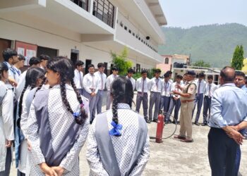 अग्नि सुरक्षा को लेकर पौड़ी पुलिस का व्यापक अभियान-विद्यालयों में सुरक्षा जांच के साथ विद्यार्थियों को सिखाए जीवनरक्षा के गुर