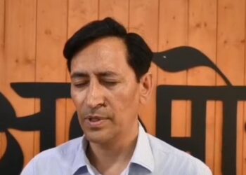 कुमाऊँ आयुक्त दीपक रावत ने अल्मोड़ा स्थित जिला आपदा परिचालन केंद्र का औचक निरीक्षण कर केंद्र की कार्यप्रणाली का विस्तृत अवलोकन किया।