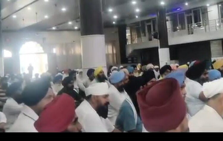 बाजपुर गुरुद्वारा साहिब में सिख समाज की महापंचायत, शस्त्र लाइसेंस मामलों में पुलिस कार्रवाई पर उठाए सवाल