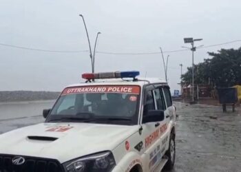 भारी बारिश की चेतावनी के चलते नदी व नालों के किनारे न जाने के लिए पुलिस ने किया अलर्ट