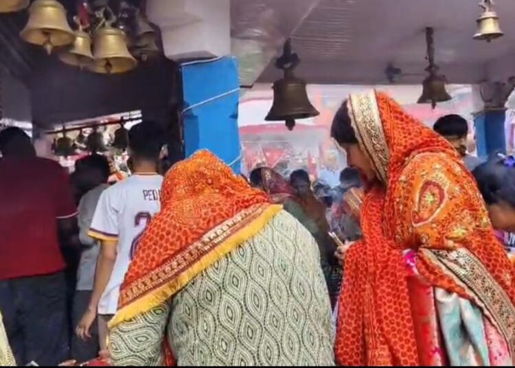 सावन के पहले सोमवार पर शिवालयो मे उमड़ा भक्तों का सैलाब।