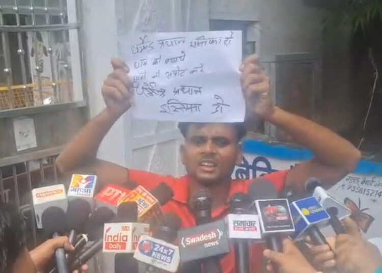 NEET विवाद पर छात्रों के समर्थन में प्रदर्शन, शिक्षा मंत्री के इस्तीफे की माँग