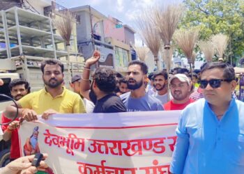 गदरपुर में सफाई हड़ताल छठे दिन भी जारी, पालिका अध्यक्ष मिंटू गुंबर के आवास तक पहुंचा कर्मचारियों का गुस्सा