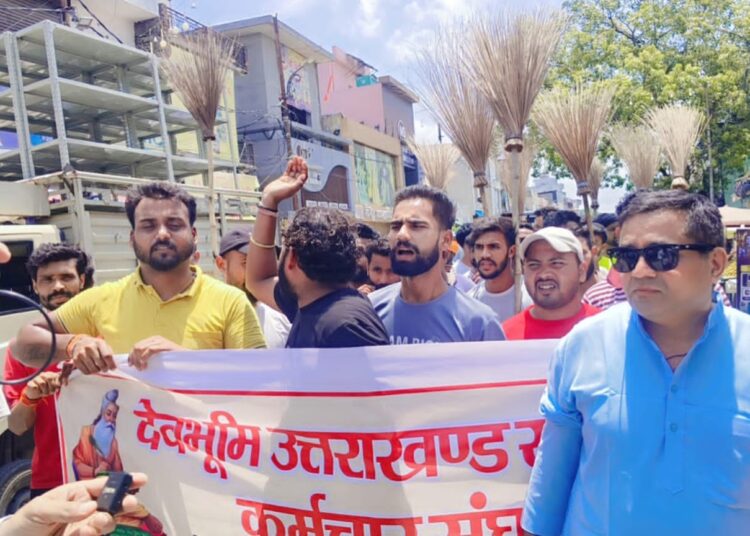 गदरपुर में सफाई हड़ताल छठे दिन भी जारी, पालिका अध्यक्ष मिंटू गुंबर के आवास तक पहुंचा कर्मचारियों का गुस्सा