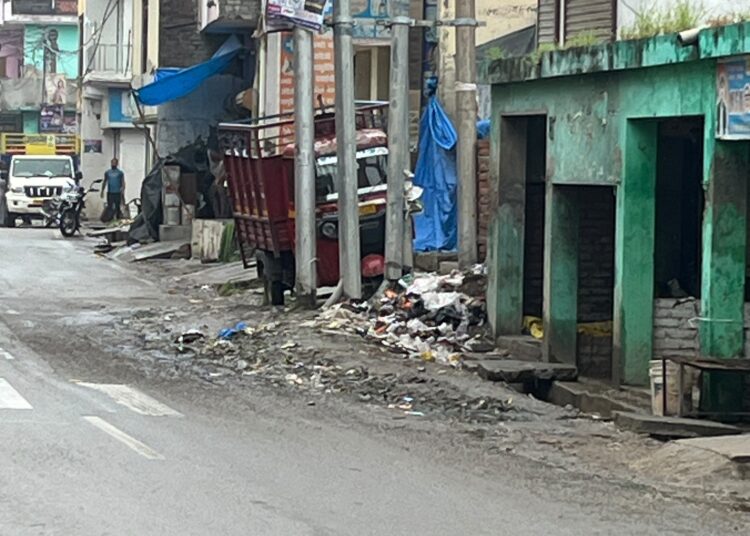 मोती मस्जिद के सामने 33 केवी लाइन से हादसे का खतरा, स्थानीय लोगों ने की जांच और मरम्मत की मांग