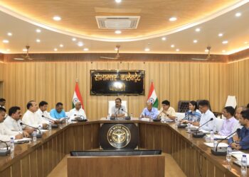 जिलाधिकारी ने राजनैतिक दलों के प्रतिनिधियों के साथ मतदेय स्थलों के सम्भाजन के सम्बन्ध में प्राप्त प्रस्तावों के सम्बन्ध में करी बैठक