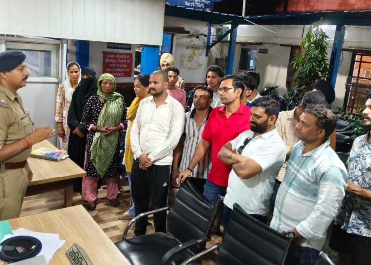 किच्छा पुलिस ने चलाया साइबर जागरूकता अभियान, लोगों को ठगी से बचने के दिए सुझाव
