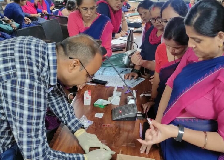 मलेरिया नियंत्रण एवं स्लाइड निर्माण हेतु स्वास्थ्य कार्यकर्ताओं को दिया गया प्रशिक्षण