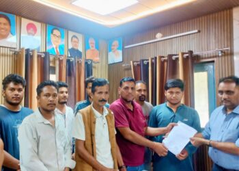 भारत कंस्ट्रक्शन कंपनी के खिलाफ कार्रवाई नहीं हुई तो होगा आंदोलन।जवाडी दरमोला मोटर मार्ग पर जल्दी हो कार्य।अधिशासी अभियंता ने कंपनी को भेजें एस्टीमेट भेजें तीन दिन बाद होगा कंपनी के खिलाफ कार्रवाई।