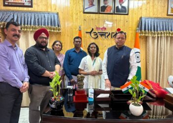 उत्तराखंड का गौरव बढ़ाने वाली दिल्ली पब्लिक स्कूल, रुद्रपुर, ऊधम सिंह नगर की छात्रा हर्षा अरिप्रसाथ को मुख्यमंत्री पुष्कर सिंह धामी ने मुख्यमंत्री कार्यालय में किया सम्मानितरुद्रपुर/ऊधम सिंह नगर। उत्तराखंड की शिक्षा जगत के लिए शनिवार का दिन गौरवपूर्ण रहा। केंद्रीय माध्यमिक शिक्षा बोर्ड (CBSE) की कक्षा 10 बोर्ड परीक्षा–2026 में 500 में से 500 अंक (100 प्रतिशत) प्राप्त कर ऐतिहासिक उपलब्धि हासिल करने वाली दिल्ली पब्लिक स्कूल, रुद्रपुर, जनपद ऊधम सिंह नगर की मेधावी छात्रा हर्षा अरिप्रसाथ को उत्तराखंड के माननीय मुख्यमंत्री श्री पुष्कर सिंह धामी नेअपने कैम्प कार्यालय में सम्मानित किया। मुख्यमंत्री ने हर्षा को स्मृति-चिह्न प्रदान कर उसकी इस ऐतिहासिक उपलब्धि की सराहना करते हुए उज्ज्वल भविष्य के लिए शुभकामनाएँ दीं।इस अवसर पर मुख्यमंत्री श्री पुष्कर सिंह धामी ने कहा कि हर्षा अरिप्रसाथ की यह सफलता केवल एक छात्रा की व्यक्तिगत उपलब्धि नहीं, बल्कि पूरे उत्तराखंड के साथ-साथ जनपद ऊधम सिंह नगर के लिए भी गर्व, प्रेरणा और सम्मान का विषय है। उन्होंने कहा कि कठिन परिश्रम, अनुशासन, समर्पण और दृढ़ संकल्प से प्राप्त यह सफलता प्रदेश के लाखों विद्यार्थियों के लिए प्रेरणास्रोत बनेगी। उन्होंने विश्वास व्यक्त किया कि हर्षा को मिला यह सम्मान देखकर अन्य विद्यार्थी भी शिक्षा के क्षेत्र में उत्कृष्ट प्रदर्शन करने के लिए प्रेरित होंगे तथा भविष्य में उत्तराखंड और भारत का नाम राष्ट्रीय एवं अंतरराष्ट्रीय स्तर पर गौरवान्वित करेंगे।मुख्यमंत्री श्री धामी ने दिल्ली पब्लिक स्कूल, रुद्रपुर, जनपद ऊधम सिंह नगर की उत्कृष्ट शैक्षणिक उपलब्धियों की सराहना करते हुए विद्यालय के चेयरमैन श्री सुरजीत सिंह ग्रोवर, वाइस चेयरमैन श्री हरमन सिंह ग्रोवर, प्रधानाचार्य श्री चेतन चौहान, समस्त शिक्षकों एवं विद्यालय परिवार को इस ऐतिहासिक उपलब्धि पर हार्दिक बधाई एवं शुभकामनाएँ दीं। उन्होंने विश्वास व्यक्त किया कि विद्यालय भविष्य में भी ऐसे ही प्रतिभाशाली, संस्कारित एवं जिम्मेदार नागरिक तैयार करता रहेगा, जो उत्तराखंड और देश का नाम विश्वभर में गौरवान्वित करेंगे।विद्यालय के चेयरमैन श्री सुरजीत सिंह ग्रोवर ने मुख्यमंत्री श्री पुष्कर सिंह धामी का आभार व्यक्त करते हुए कहा कि प्रदेश की प्रतिभाओं को सम्मानित करने की उनकी यह प्रेरणादायी पहल विद्यार्थियों के आत्मविश्वास एवं मनोबल को नई ऊर्जा प्रदान करती है। उन्होंने कहा कि हर्षा अरिप्रसाथ की यह उपलब्धि विद्यालय की उत्कृष्ट शैक्षणिक परंपरा, समर्पित शिक्षकों, अभिभावकों के विश्वास तथा छात्रा की अथक मेहनत का परिणाम है। मुख्यमंत्री कार्यालय में मिला यह सम्मान न केवल हर्षा के लिए, बल्कि दिल्ली पब्लिक स्कूल, रुद्रपुर, जनपद ऊधम सिंह नगर और पूरे उत्तराखंड के लिए गर्व का विषय है।उन्होंने कहा कि विद्यालय का उद्देश्य केवल शत-प्रतिशत परीक्षा परिणाम प्राप्त करना नहीं, बल्कि प्रत्येक विद्यार्थी को ज्ञान, संस्कार, अनुशासन, नेतृत्व क्षमता, नवाचार, सामाजिक उत्तरदायित्व और मानवीय मूल्यों से परिपूर्ण एक आदर्श नागरिक बनाना है। विद्यालय में बच्चों के सर्वांगीण विकास के लिए शिक्षा, खेल, कला, विज्ञान, तकनीक, व्यक्तित्व विकास एवं नैतिक शिक्षा पर समान रूप से विशेष ध्यान दिया जाता है। उन्होंने विश्वास व्यक्त किया कि हर्षा की यह उपलब्धि प्रदेश के हजारों विद्यार्थियों को अपने सपनों को साकार करने और उत्कृष्टता प्राप्त करने के लिए प्रेरित करेगी।उल्लेखनीय है कि दिल्ली पब्लिक स्कूल, रुद्रपुर, जनपद ऊधम सिंह नगर की छात्रा हर्षा अरिप्रसाथ ने सीबीएसई कक्षा 10 बोर्ड परीक्षा–2026 में 500 में से 500 अंक (100 प्रतिशत) प्राप्त कर न केवल विद्यालय, बल्कि पूरे जनपद ऊधम सिंह नगर एवं उत्तराखंड का नाम राष्ट्रीय स्तर पर गौरवान्वित किया है। मुख्यमंत्री कार्यालय में मिला यह सम्मान उनकी इस ऐतिहासिक उपलब्धि को और अधिक गौरवशाली बनाता है तथा प्रदेश के लाखों विद्यार्थियों के लिए प्रेरणा का स्रोत सिद्ध होगा।