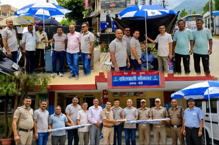 मानव सेवा की मिसाल बना रोटरी क्लब-पुलिसकर्मियों और जरूरतमंद व्यापारियों को वितरित किए स्टैंड वाले छाते