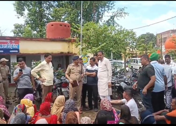 नानकमत्ता में युवक से मारपीट, लूटपाट व कथित यौन उत्पीड़न के विरोध में ग्रामीणों का प्रदर्शन, दो आरोपी गिरफ्तार