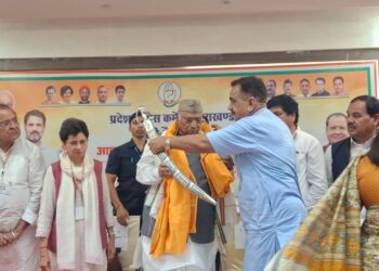 खड़गे के रुद्रपुर पहुंचने पर पूर्व विधायक राजकुमार ठुकराल ने किया स्वागत, अंगवस्त्र व तलवार भेंट कर किया अभिनंदन