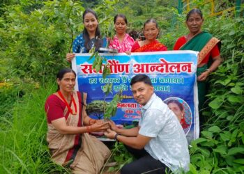 सेवानिवृत्ति की याद में घर के आंगन में रोपा समलौण-जामुन के पौधे के साथ पंकज नेगी ने दिया प्रकृति संरक्षण का अनूठा संदेश