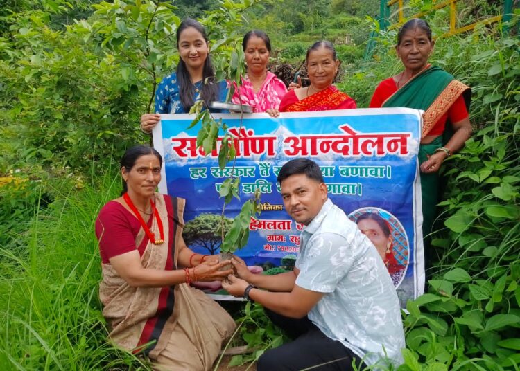 सेवानिवृत्ति की याद में घर के आंगन में रोपा समलौण-जामुन के पौधे के साथ पंकज नेगी ने दिया प्रकृति संरक्षण का अनूठा संदेश