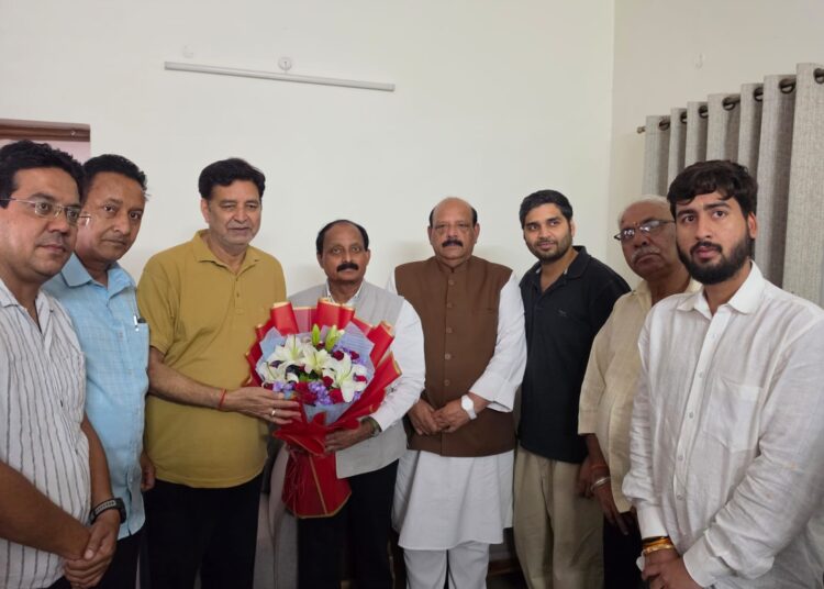 प्रदेशीय वाल्मीकि समिति के पदाधिकारियों एवं कार्यकर्ताओं ने आज प्रदेश कांग्रेस कमेटी के नव नियुक्त प्रदेश उपाध्यक्ष लालचन्द शर्मा व राजकुमार का स्वागत एवं अभिनंदन किया गया। इस अवसर पर समिति के पदाधिकारियों ने उन्हें नई जिम्मेदारी मिलने पर बधाई एवं शुभकामनाएं दी।