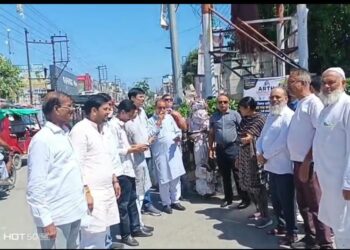 किच्छा में कांग्रेस ने राज्य सरकार और एसएसपी नैनीताल का पुतला फूंका