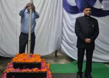 आयुक्त कैंप कार्यालय में आयुक्त आनंद स्वरूप ने किया ध्वजारोहण