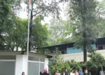 हमारा स्वतंत्रता दिवस पर जिलाधिकारी डॉ0 आशीष चौहान ने कलेक्ट्रेट परिसर में किया ध्वजारोहण
