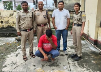 खटीमा में आबकारी विभाग की कार्रवाई, 45 लीटर कच्ची शराब बरामद; एक गिरफ्तार