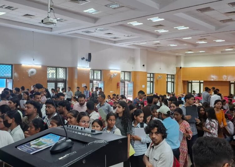 गढ़वाल विश्वविद्यालय के बिड़ला परिसर में बीएड स्पॉट काउंसलिंग के पहले दिन उमड़ा अभ्यर्थियों का सैलाब-230 ने दर्ज कराई उपस्थिति