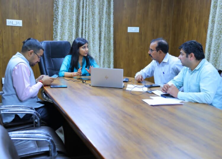 बारिश और भूस्खलन के प्रभावित क्षेत्रों की जिलाधिकारी ने संभाली कमान-कंट्रोल रूम पहुंचकर राहत-बचाव की खुद की मॉनिटरिंग