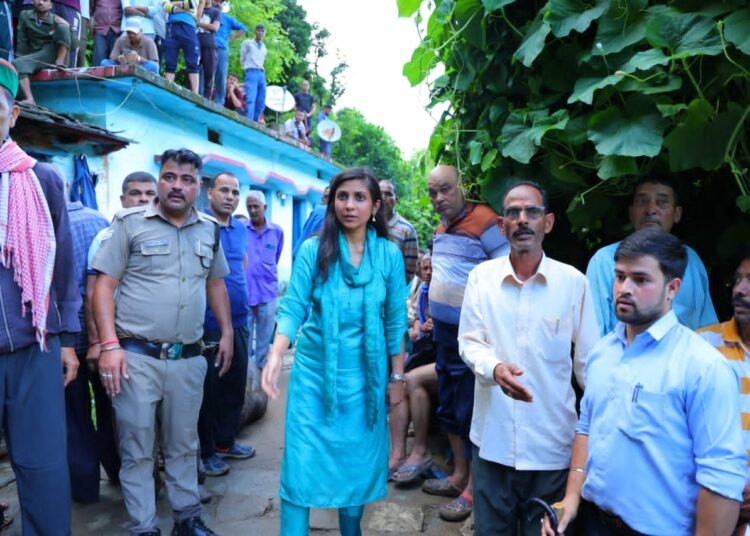 महरगांव में अतिवृष्टि का कहर-मलबे में दबे तीनों लोगों के शव बरामद,3 किमी पैदल चलकर मौके पर पहुंचीं जिलाधिकारी