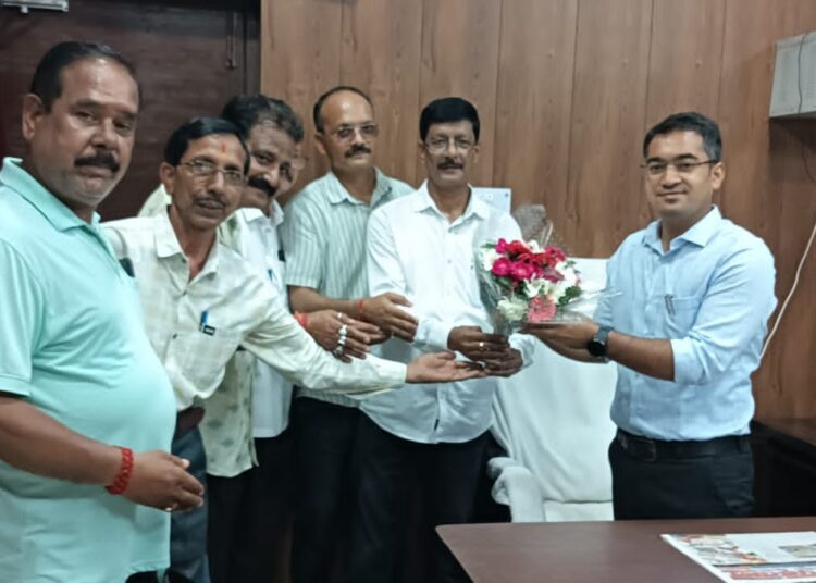 देवभूमि एकता मंच के बैनर तले पहाड़ी समाज के पदाधिकारियों ने अधिकारियों से की मुलाकात, समाज के उत्थान पर हुआ मंथनकिच्छा। पर्वतीय (पहाड़ी) समाज के नव नियुक्त पदाधिकारियों ने मंच के अध्यक्ष खेम सिंह बिष्ट, सचिव कुंदन सिंह नेगी के नेतृत्व में उप जिलाधिकारी गौरव पांडे और मंडी समिति के सचिव मोहन चंद्र जोशी से शिष्टाचार भेंट की। इस दौरान पर्वतीय (पहाड़ी) एकता महासभा के उद्देश्यों, सामाजिक दायित्वों और आगामी कार्ययोजना को लेकर विस्तृत चर्चा की गई।बैठक में पदाधिकारियों ने कहा कि सभा का मुख्य उद्देश्य पहाड़ी समाज को संगठित करते हुए समाज के लोगों के सामाजिक, शैक्षिक, आर्थिक और सांस्कृतिक उत्थान के लिए कार्य करना है। उन्होंने कहा कि समाज के युवाओं को शिक्षा एवं रोजगार के क्षेत्र में आगे बढ़ाने, जरूरतमंद परिवारों को सहयोग उपलब्ध कराने तथा पहाड़ी संस्कृति और परंपराओं को संरक्षित रखने के लिए निरंतर प्रयास किए जाएंगे।पदाधिकारियों ने अधिकारियों के समक्ष समाज के विकास से जुड़े विभिन्न विषयों को रखा और सामाजिक उत्थान के लिए सार्थक पहल किए जाने पर जोर दिया। उन्होंने कहा कि समाज के सभी वर्गों को साथ लेकर सकारात्मक सोच के साथ कार्य करेगी और जनहित से जुड़े मुद्दों को प्रमुखता से उठाएगी।उप जिलाधिकारी गौरव पांडे एवं मंडी समिति के सचिव मोहन चंद्र जोशी से हुई मुलाकात के दौरान महासभा के पदाधिकारियों ने सामाजिक एकजुटता और विकास को लेकर अपने विचार साझा किए। इस अवसर पर खेम सिंह बिष्ट, कुंदन सिंह नेगी, रमेश तिवारी उर्फ गुड्डू तिवारी, दिलीप सिंह बिष्ट, त्रिलोक सिंह नेगी तथा कैलाश चंद्र बिष्टानिया रणजीत सिंह नगर कोटी सहित अन्य पदाधिकारी मौजूद रहे।महासभा के पदाधिकारियों ने कहा कि देवभूमि पहाड़ी समाज के सर्वांगीण विकास और लोगों के उत्थान के लिए संगठन आगे भी विभिन्न स्तरों पर सक्रिय होकर कार्य करता रहेगा।