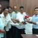देवभूमि एकता मंच के बैनर तले पहाड़ी समाज के पदाधिकारियों ने अधिकारियों से की मुलाकात, समाज के उत्थान पर हुआ मंथनकिच्छा। पर्वतीय (पहाड़ी) समाज के नव नियुक्त पदाधिकारियों ने मंच के अध्यक्ष खेम सिंह बिष्ट, सचिव कुंदन सिंह नेगी के नेतृत्व में उप जिलाधिकारी गौरव पांडे और मंडी समिति के सचिव मोहन चंद्र जोशी से शिष्टाचार भेंट की। इस दौरान पर्वतीय (पहाड़ी) एकता महासभा के उद्देश्यों, सामाजिक दायित्वों और आगामी कार्ययोजना को लेकर विस्तृत चर्चा की गई।बैठक में पदाधिकारियों ने कहा कि सभा का मुख्य उद्देश्य पहाड़ी समाज को संगठित करते हुए समाज के लोगों के सामाजिक, शैक्षिक, आर्थिक और सांस्कृतिक उत्थान के लिए कार्य करना है। उन्होंने कहा कि समाज के युवाओं को शिक्षा एवं रोजगार के क्षेत्र में आगे बढ़ाने, जरूरतमंद परिवारों को सहयोग उपलब्ध कराने तथा पहाड़ी संस्कृति और परंपराओं को संरक्षित रखने के लिए निरंतर प्रयास किए जाएंगे।पदाधिकारियों ने अधिकारियों के समक्ष समाज के विकास से जुड़े विभिन्न विषयों को रखा और सामाजिक उत्थान के लिए सार्थक पहल किए जाने पर जोर दिया। उन्होंने कहा कि समाज के सभी वर्गों को साथ लेकर सकारात्मक सोच के साथ कार्य करेगी और जनहित से जुड़े मुद्दों को प्रमुखता से उठाएगी।उप जिलाधिकारी गौरव पांडे एवं मंडी समिति के सचिव मोहन चंद्र जोशी से हुई मुलाकात के दौरान महासभा के पदाधिकारियों ने सामाजिक एकजुटता और विकास को लेकर अपने विचार साझा किए। इस अवसर पर खेम सिंह बिष्ट, कुंदन सिंह नेगी, रमेश तिवारी उर्फ गुड्डू तिवारी, दिलीप सिंह बिष्ट, त्रिलोक सिंह नेगी तथा कैलाश चंद्र बिष्टानिया रणजीत सिंह नगर कोटी सहित अन्य पदाधिकारी मौजूद रहे।महासभा के पदाधिकारियों ने कहा कि देवभूमि पहाड़ी समाज के सर्वांगीण विकास और लोगों के उत्थान के लिए संगठन आगे भी विभिन्न स्तरों पर सक्रिय होकर कार्य करता रहेगा।