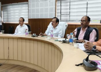 मुख्य विकास अधिकारी ने अधिकारियों को योजनाओं की नियमित निगरानी और समयबद्ध लक्ष्यपूर्ति के दिए निर्देश