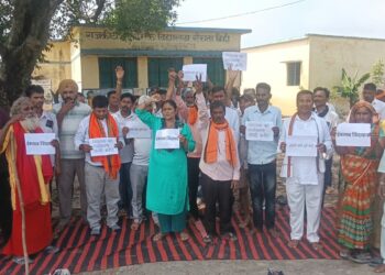 नानकमत्ता हाईस्कूल को इंटरमीडिएट स्तर तक उच्चीकृत करने की मांग, ग्रामीणों का सांकेतिक धरना