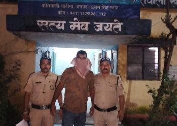 नशे में पत्नी और बच्चों से मारपीट करने का आरोप, खटीमा पुलिस ने युवक को किया गिरफ्तारखटीमा। सत्रहमील मझौला चौकी पुलिस ने नशे की हालत में पत्नी और बच्चों के साथ मारपीट कर शांति व्यवस्था भंग करने के आरोप में एक युवक को गिरफ्तार किया है। पुलिस ने आरोपी को न्यायालय के समक्ष पेश करने की कार्रवाई की है।पुलिस के अनुसार ऑपरेशन प्रहार के तहत वरिष्ठ पुलिस अधीक्षक ऊधम सिंह नगर के निर्देशन में पुलिस अधीक्षक नगर और क्षेत्राधिकारी खटीमा के मार्गदर्शन तथा प्रभारी निरीक्षक खटीमा के नेतृत्व में यह कार्रवाई की गई।पुलिस को आरोपी की पत्नी सोनी कौर ने चौकी पर पहुंचकर शिकायत दी थी कि उसका पति जोगा सिंह आए दिन नशे की हालत में उसके और बच्चों के साथ मारपीट करता है। शिकायत में आरोप लगाया गया कि 5 सितंबर को भी जोगा सिंह ने उसके साथ लाठी-डंडों से मारपीट की थी।शिकायत के आधार पर पुलिस ने जोगा सिंह को चौकी पर पूछताछ के लिए बुलाया। पुलिस के मुताबिक चौकी परिसर में भी वह अपनी पत्नी के साथ मारपीट करने पर आमादा हो गया। समझाने के बावजूद जब वह नहीं माना तो पुलिस ने शांति व्यवस्था भंग करने के आरोप में उसे धारा 170 बीएनएसएस के तहत गिरफ्तार कर लिया।गिरफ्तार आरोपी की पहचान जोगा सिंह पुत्र सुरता सिंह निवासी हल्दी फार्म थाना खटीमा जिला ऊधम सिंह नगर उम्र 33 वर्ष के रूप में हुई है।गिरफ्तारी टीम में उपनिरीक्षक किशोर पंत चौकी प्रभारी सत्रहमील मझौला थाना खटीमा हेड कांस्टेबल मनोज कुमार कांस्टेबल उमेश जोशी और कांस्टेबल जगदीश सिंह शामिल रहे।
