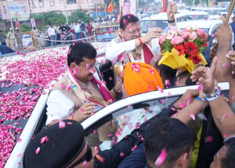 भाजपा राष्ट्रीय अध्यक्ष को महापौर ने भेंट किया त्रिशूल