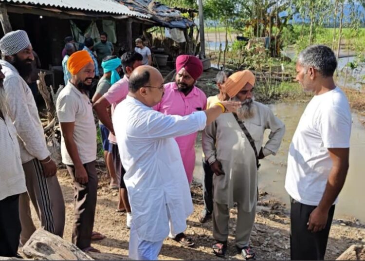 नानकमत्ता देहवा नदी के कटाव से किसानों की जमीन प्रभावित, पूर्व विधायक प्रेम सिंह राणा ने ग्रामीणों से की वार्ता