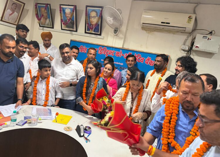 ऊधम सिंह नगर डिस्ट्रिक्ट को ऑपरेटिव बैंक का निर्वाचन सम्पन्नआज ऊधम सिंह नगर डिस्ट्रिक्ट को ऑपरेटिव बैंक लि. रुद्रपुर के अध्यक्ष एवं उपाध्यक्ष पद का निर्वाचन सम्पन्न हुआ। अध्यक्ष पद पर भाजपा समर्थित प्रत्याशी श्रीमती ममता मेहरोत्रा एवम् उपाध्यक्ष पद पर श्री नरेन्द्र सिंह के द्वारा ही नामांकन किए जाने के कारण उक्त पदों पर दोनों प्रत्याशियों को निर्वाचन अधिकारी श्री विद्या सिंह सोमनाल ने निर्वाचित घोषित किया। बैंक की ओर से अन्य सहकारी संस्थाओं को भेजे जाने वाले प्रतिनिधियों में उत्तराखण्ड राज्य सहकारी बैंक, हल्द्वानी के लिए बैंक प्रतिनिधि के रूप श्री प्रकाश चन्द्र आर्य, श्रीमती गीता रावत, श्रीमती जीवंती बोरा, श्री दयानंद तिवारी एवम् प्रादेशिक को ऑपरेटिव यूनियन देहरादून के लिए बैंक प्रतिनिधि के रूप श्रीमती किरण मेहता एवम् श्रीमती वनदीप कौर को निर्वाचित घोषित किया गया। इस अवसर पर बैंक के सचिव महाप्रबंधक श्री संदीप कुमार के द्वारा नव निर्वाचित अध्यक्ष श्रीमती ममता महरोत्रा को विधिवत कार्य भार ग्रहण कराया गया। बैंक अध्यक्षा ने अपने संक्षिप्त संबोधन में बैंक को प्रगति के पथ पर अग्रसर करने के लिए भरसक प्रयास करने पर जोर दिया। इस अवसर पर बैंक के नव निर्वाचित संचालक श्री रमेश सिंह, श्रीमती ज्योति सिंह, जावित्री देवी, दीपिका चौधरी, श्री नरेन्द्र सिंह, श्रीमती वनदीप कौर, किरन मेहता, गीता रावत, श्री पंकज सिंह, दयानन्द तिवारी के साथ साथ श्री राम कृष्ण महरोत्रा, श्री दान सिंह रावत, तराई विकास संघ के अध्यक्ष श्री गोपाल बोरा श्री मेजर सिंह, बैंक उपमहाप्रबंधक, एवम् अन्य अधिकारी कर्मचारी एवम् सहकारी संस्थाओं से जुड़े प्रतिनिधि भी उपस्थित रहे।