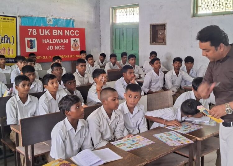 उच्चाधिकारियों तथा मुख्य चिकित्सा अधिकारी डॉ. संजीव गोस्वामी एवं जिला क्षय रोग अधिकारी (DTO) डॉ. संजय पांडेय के निर्देशन में टीबी मुक्त भारत अभियान के अंतर्गत टीबी एवं एचआईवी जैसी गंभीर बीमारियों के प्रति जागरूकता बढ़ाने के उद्देश्य से प्रधानमंत्री श्री आदर्श राजकीय इंटर कॉलेज, सितारगंज में NCC कैडेटों के साथ जागरूकता कार्यक्रम का आयोजन किया गया कार्यक्रम का शुभारंभ मुख्य चिकित्सा अधीक्षक डॉ. कुलदीप यादव के निर्देश पर जिला PMDT TB-HIV समन्वयक नवल किशोर पंडित द्वारा किया गया उन्होंने NCC कैडेटों को संबोधित करते हुए बताया कि टीबी मुक्त भारत अभियान के अंतर्गत NCC कैडेटों को टीबी एवं एचआईवी जैसी गंभीर बीमारियों के संबंध में जागरूक किया जा रहा है, ताकि वे स्वयं सही जानकारी प्राप्त करने के साथ-साथ समाज में भी जागरूकता फैलाने में महत्वपूर्ण भूमिका निभा सकें। उन्होंने कहा कि जागरूकता के माध्यम से बीमारी की समय पर पहचान, जांच एवं उपचार के लिए लोगों को प्रेरित किया जा सकता है कार्यक्रम में मुख्य चिकित्सा अधीक्षक डॉ. कुलदीप यादव द्वारा टीबी एवं एचआईवी के लक्षण, बचाव, जांच, उपचार तथा बीमारी से संबंधित महत्वपूर्ण जानकारियां NCC कैडेटों को विस्तार से दी गईं उन्होंने कहा कि समाज में आज भी टीबी एवं एचआईवी को लेकर कई प्रकार की भ्रांतियां एवं सही जानकारी का अभाव है। ऐसे में NCC कैडेट जागरूक एवं जिम्मेदार नागरिक के रूप में समाज के लोगों तक सही स्वास्थ्य जानकारी पहुंचाने में महत्वपूर्ण भूमिका निभा सकते हैं कार्यक्रम के दौरान कैडेटों को टीबी के प्रमुख लक्षण, समय पर जांच कराने, उपचार को पूरा करने, संक्रमण से बचाव तथा एचआईवी से संबंधित आवश्यक सावधानियों के बारे में जानकारी दी गई। साथ ही कैडेटों से आह्वान किया गया कि वे अपने आसपास के लोगों को भी इन बीमारियों के प्रति जागरूक करें कार्यक्रम में प्रधानाचार्य, राजकीय इंटर कॉलेज सितारगंज, जन उत्थान समिति के राष्ट्रीय प्रचार मंत्री श्री अकरम, सरकारी अस्पताल सितारगंज से STS सुनील राय, आबोर्डी संस्था से मोनिका राणा, ISD-TI सितारगंज से परियोजना प्रबंधक मो. अरफात अली, मोहित गुप्ता, नंदिनी रत्नाकर, विद्यालय के शिक्षकगण तथा NCC के समस्त कैडेट उपस्थित रहे।